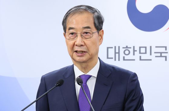 이재명 더불어민주당 대통령 후보가 1일 서울 종로구의 한 음식점에서 열린 비전형 노동자 간담회에 참석해 발언하고 있다. 김성룡 기자