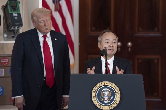 손 마사요시 소프트뱅크 회장이 30일(현지시간) 백악관에서 열린 '미국 투자 설명회'에서 도널드 트럼프 미국 대통령이 지켜보는 가운데 연설하고 있다. EPA=연합뉴스