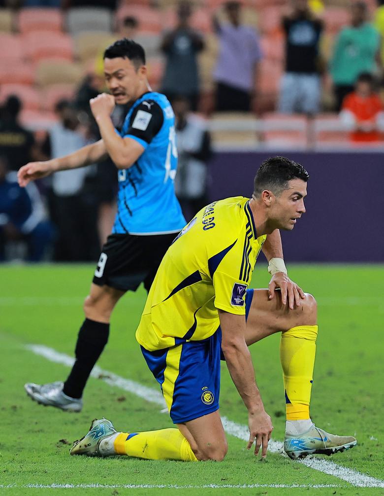 무릎을 꿇은 호날두(오른쪽). [로이터=연합뉴스]