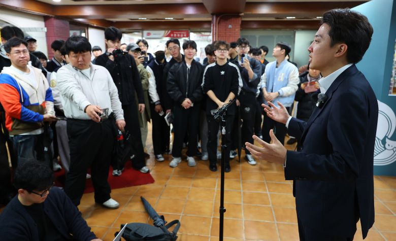 취재진 질문에 답하는 이준석 후보. 연합뉴스