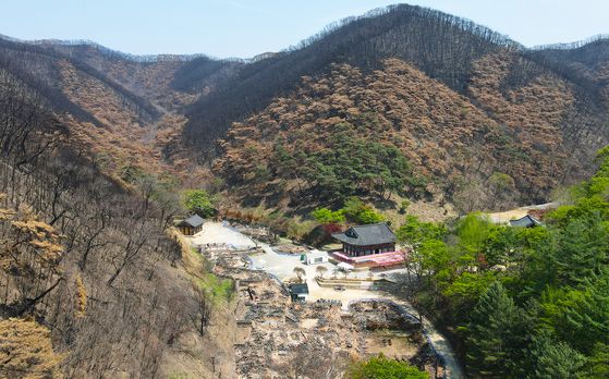 드론으로 촬영한 고운사. 가운데 보이는 전각이 대웅보전이다. 뒷산이 새카맣게 타고 대웅보전 바로 앞의 전각은 전소했으나 대웅보전은 기와 한 장도 다치지 않았다.