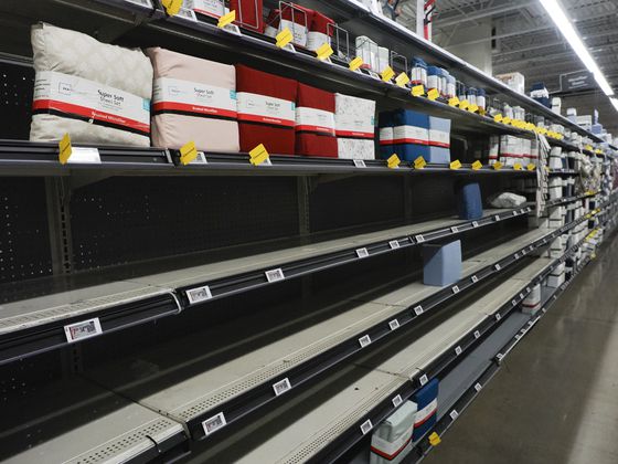 현지시간 30일 미국 캘리포니아주 샌안드로의 한 월마트의 중국산 침구류를 판대하던 선반이 비어 있다. EPA=연합뉴스