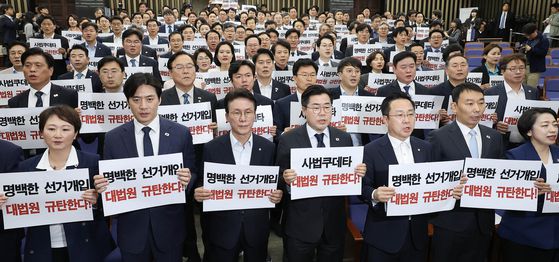 권영세 국민의힘 비상대책위원장이 1일 오후 국회에서 이재명 선거법 위반 대법원 파기환송 판결 관련 기자회견을 하고 있다. 임현동 기자/20250501