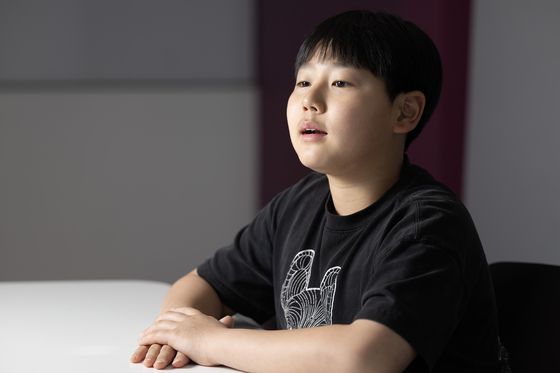 4월 21일 오후 서울 상암동 중앙일보 사무실에서 고(故) 이상무 경위의 아들 이윤성(12)군이 인터뷰를 하고 있다. 전민규 기자