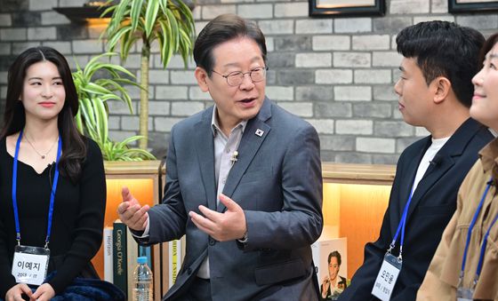 이재명 더불어민주당 대통령 후보가 30일 저녁 서울 구로구 한 스튜디오에서 열린 슬기로운 퇴근생활 직장인 간담회에 참석해 직장인들의 고충을 듣고 답변하고 있다. 뉴스1