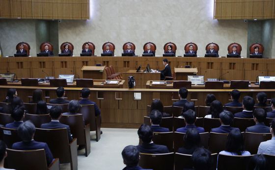 조희대 대법원장을 비롯한 대법관들이 1일 서울 서초구 대법원에서 이재명 더불어민주당 대선 후보의 공직선거법 위반 사건과 관련한 전원합의체 선고를 위해 대심판정에 입장하고 있다.사진공동취재단