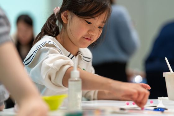 서울 아르코미술관의 그림책 워크숍에 참여한 어린이. 사진 한국문화예술위원회