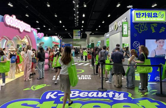 지난해 미국 LA 컨벤션센터에서 막을 연 ‘케이콘(KCON) LA 2024’의 한국 화장품 홍보 공간 ‘K 뷰티 스트리트’가 관람객들로 붐비고 있다. 연합뉴스