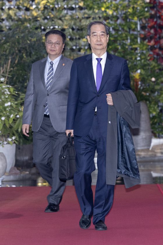 한덕수 대통령 권한대행 국무총리가 1일 오후 국무총리직을 사임한 뒤 정부서울청사를 떠나 고 있다. 한 전 총리는 오늘(2일) 국회에서 대선 출마를 공식 선언할 예정이다. 김현동 기자