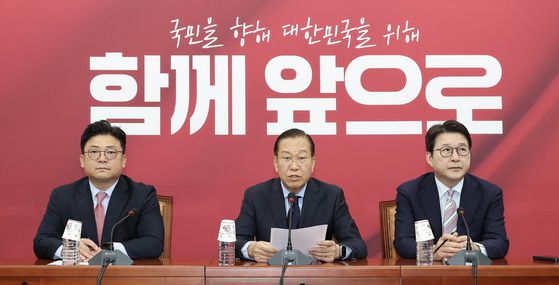 같은 날 오후 권영세 국민의힘 비대위원장(가운데)이 국회에서 기자회견을 하고 있다. 임현동 기자