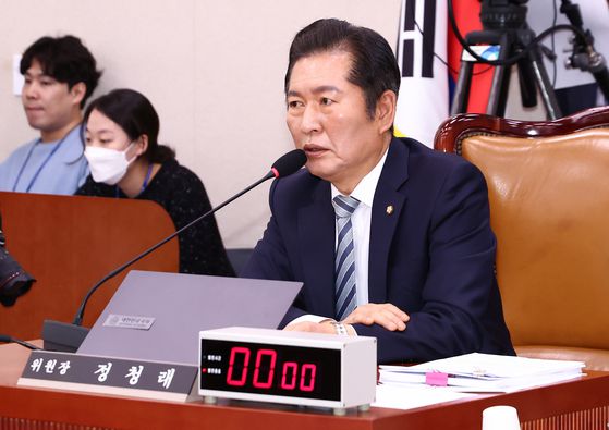 정청래 법제사법위원장이 2일 오전 서울 여의도 국회에서 열린 법제사법위원회 전체회의에서 발언하고 있다. 뉴스1