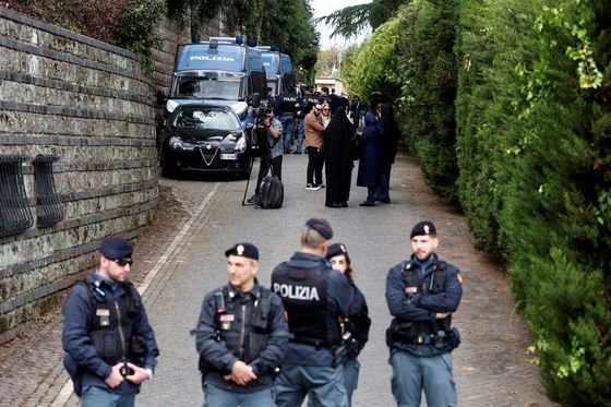 지난 4월 19일 이탈리아 로마의 오만 대사관 입구에 경찰들이 서 있다. 이날은 미국과 이란의 2차 핵협상이 열렸다. 로이터=연합뉴스
