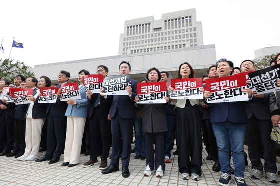 더불어민주당 의원들이 2일 오후 서울 서초동 대법원을 찾아 이재명 민주당 대선 후보의 공직선거법 위반 혐의 사건 파기환송 규탄 기자회견을 하고 있다.  뉴스1