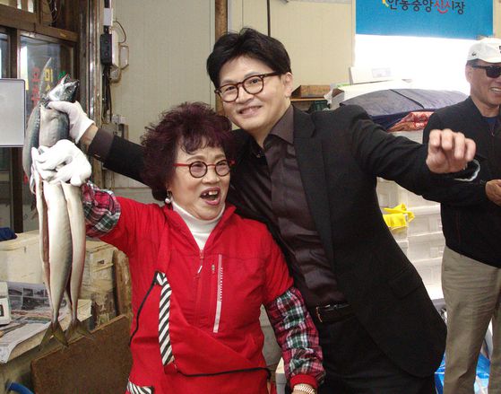 같은 날 오전 경북 안동시 중앙신시장을 방문한 한동훈 국민의힘 대선 경선 후보(오른쪽)가 상인과 기념촬영을 하고 있다. [뉴스1]