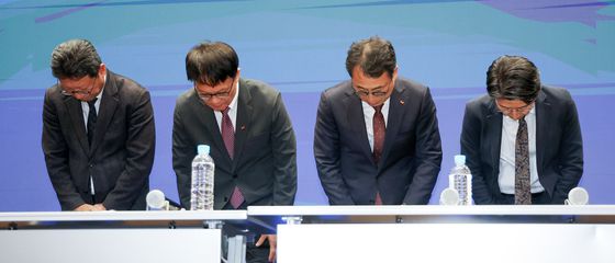 유영상 SK텔레콤 대표이사(왼쪽 세번째)를 포함한 경영진이 2일 서울 중구 SKT타워에서 열린 유심 정보 유출 관련 일일 브리핑에서 허리 숙여 사과하고 있다. [연합뉴스]