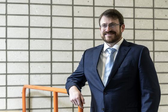 지난해 5월 2일 X-62A 비스타에 탄 프랭크 캔덜 전 미 공군장관. 두 손을 조종간에서 뗐다. 미 공군 페이스북 계정@USairforce