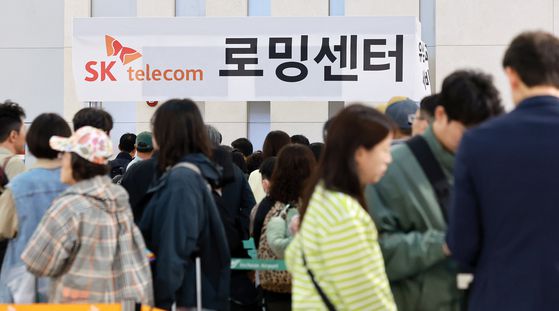 징검다리 황금연휴가 시작된 1일 인천국제공항 제1여객터미널 SK텔레콤 로밍센터에서 여행객들이 유심 교체를 위해 대기하고 있다. [뉴스1]