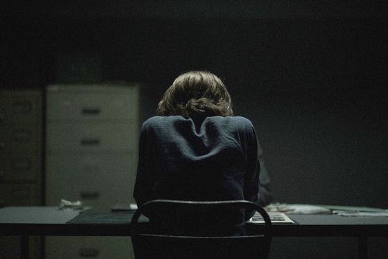 에우니시(사진)는 남편 후벵스의 불법체포 이후로 딸과 함께 군부에 끌려가 12일 간 조사를 받는다. 사진 전주국제영화제