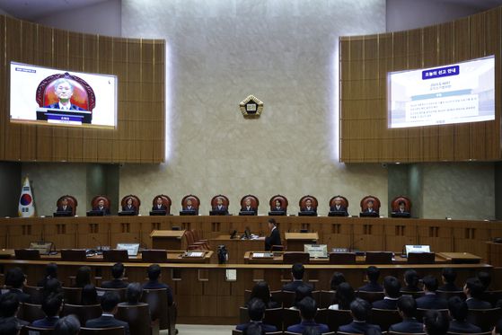 조희대 대법원장을 비롯한 대법관들이 1일 서울 서초구 대법원에서 더불어민주당 이재명 대선 후보의 공직선거법 위반 사건 상고심 선고를 위해 참석해 있다. 연합뉴스