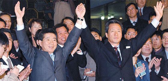 2002년 이념적 지향점이 달랐던 새천년민주당 노무현 후보와 국민통합 21 정몽준 후보 간의 단일화 추진. 여론조사 결과 노무현 선출. 대선 투표 전날 정몽준은 단일화 파기했으나 노무현 후보 당선. 중앙일보DB