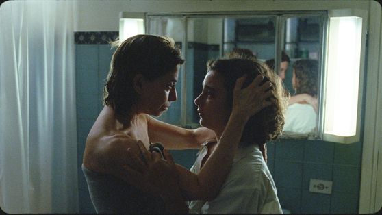 에우니시(왼쪽)은 12일 간의 감금 이후 갑작스레 집에 들어와 몸을 씻게 된다. 자유를 빼앗긴 고통을 없애려는듯 복잡한 표정으로 씻는 장면은 관객들에게 큰 울림을 준다. 사진 전주국제영화제