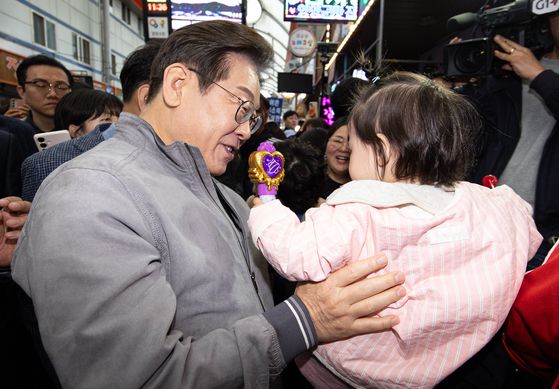 '골목골목 경청투어 : 동해안벨트편'에 나선 이재명 더불어민주당 대통령 후보가 3일 오전 강원 양양군 양양시장에서 한 아이를 바라보고 있다. 뉴스1