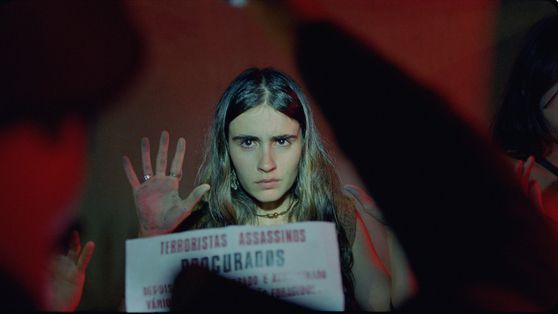 파이바 가족의 첫째 딸 베라(사진, 발렌티나 에르사지에)는 다섯 아이들 중 유일하게 군부에 반대하는 행동을 직접적으로 보여주고자 한다. 베라를 걱정한 후벵스와 에우니시는 그를 런던으로 보낸다. 사진 전주국제영화제