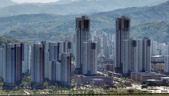 한국부동산원이 지난달 24일 발표한 '4월 셋째주(21일 기준) 전국주택가격동향조사'에 따르면 대통령 집무실 이전 기대감 등으로 한주 전 상승 전환한 세종시는 상승폭을 더 키웠다. 세종시는 지난주 0.04% 오르며 상승 전환한데 이어 이번주는 0.23% 오르며 상승폭을 확대했다. 사진은 세종시 아파트 모습.연합뉴스