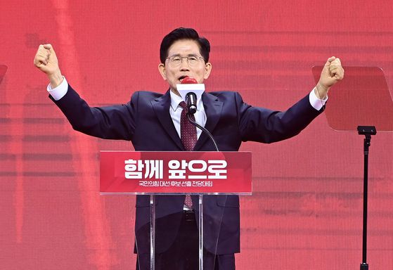 무소속 한덕수 대선 예비후보가 3일 오후 서울 영등포구 헌정회에서 정대철 헌정회장을 예방하며 헌정회원들과 인사를 나누고 있다. 뉴스1