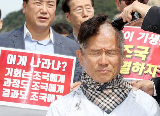 김문수 후보가 고용노동부 장관 재임 시절인 지난해 12월 국회 본회의에서 진행된 '윤석열 대통령 위헌적 비상계엄 선포 내란행위 관련 긴급현안질문'에서 더불어민주당 서영교 의원의 사과요구를 거부한 채 다른 국무위원들과 달리 자리에 앉아 있다. 연합뉴스