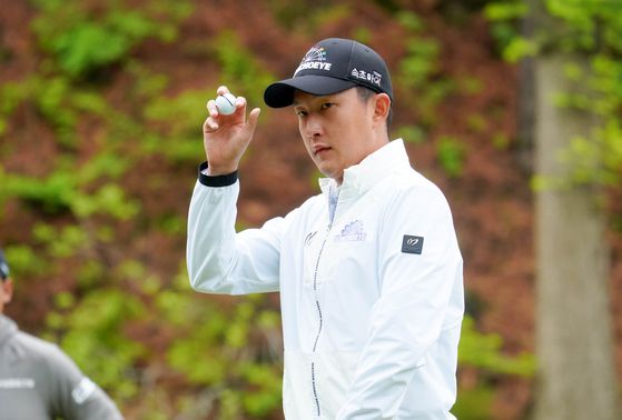 김백준이 GS칼텍스 매경오픈 3라운드를 공동 선두로 마쳤다. 3번 홀을 마친 뒤 팬들에게 인사하는 김백준. 사진 대회조직위원회