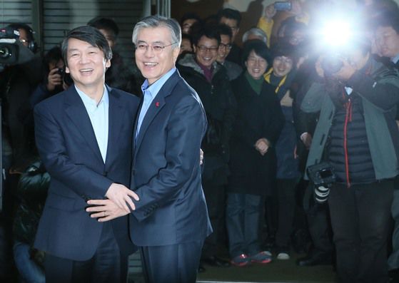 2012년 당시 문재인 민주통합당 대선 후보와 안철수 무소속 전 후보가 서울 정동의 음식점 달개비에서 단독회동을 마친뒤 포옹하고 있다. 중앙일보DB