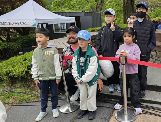 GS칼텍스 매경오픈 3라운드를 마친 뒤 스코어카드를 제출하고 아이들과의 사진 촬영에 응한 정찬민(왼쪽 두 번째). 사진 송지훈 기자