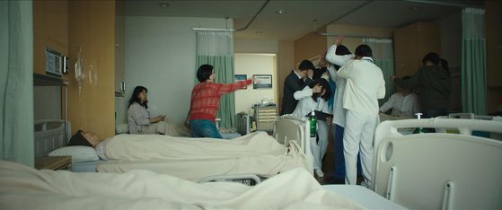 수미는 여러 병원을 전전하며 입원과 퇴원을 반복해왔다. 이번에도 중간 정산을 피하기 위해 말도 안되는 이유를 대며 의료진을 협박, 엄마를 병원에서 빼낸다. 이정현은 이러한 수미의 설정을 위해 "병원들에 사전조사를 다녔다"고 밝혔다. 사진 전주국제영화제