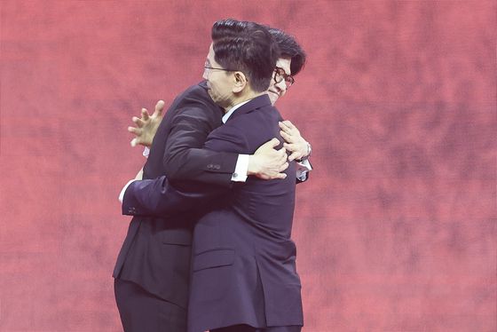 2012년 8월 새누리당 대구경북 지역 합동연설회장에서 김문수 후보가 멱살을 잡히는 등 봉변을 겪었다. 중앙포토