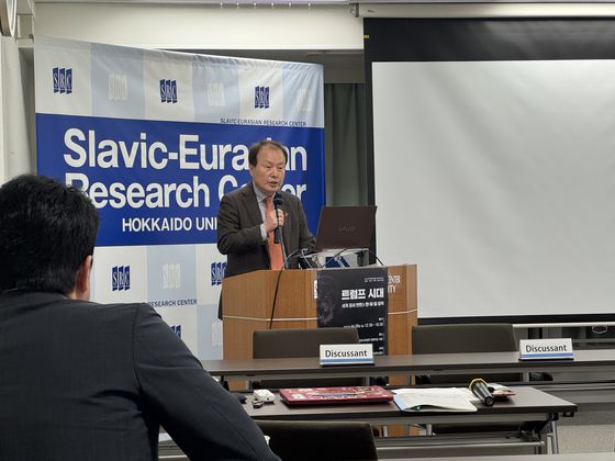 지난달 28일 일본 홋카이도대에서 열린 심포지엄에서 연현식 주삿포로 총영사가 기조연설을 하고 있다. 김상진 기자