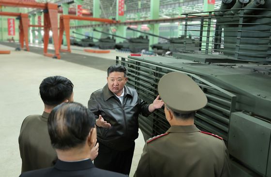 북한 노동신문은 4일 김정은 국무위원장이 중요탱크공장을 방문해 탱크와 장갑차를 최신식으로 바꾸는 등 '제2차 장갑무력혁명'을 지시했다고 보도했다. 노동신문=뉴스1