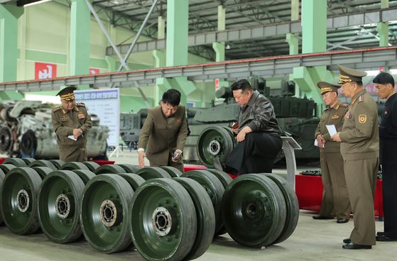 김정은 북한 국무위원장이 중요땅크(탱크)공장을 현지지도하고 생산실태와 현대화사업 정형(경과), 탱크 핵심기술 연구과제 수행 정형을 파악했다고 조선중앙통신이 4일 보도했다. 연합뉴스