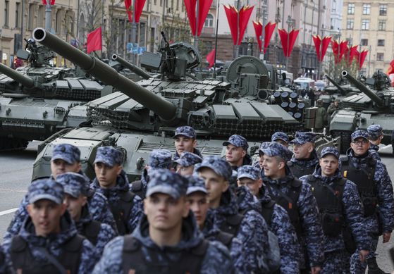 3일(현지시간) 러시아 모스크바에서 러시아 경찰들이 오는 9일 열리는 전승절 기념 행사 리허설에 참석하고 있다. EPA=연합뉴스