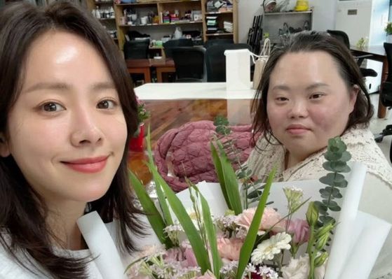 배우 한지민(왼쪽)과 정은혜. 사진 정은혜 인스타그램 캡처
