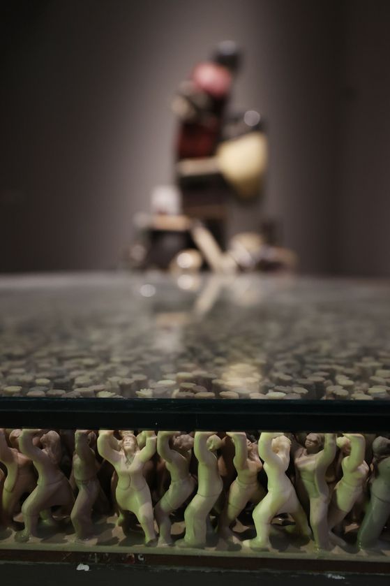 서도호의 '바닥'은 다양한 인종과 성별의 작은 사람들이 두꺼운 유리판을 떠받치고 있는 모습이다. 연합뉴스