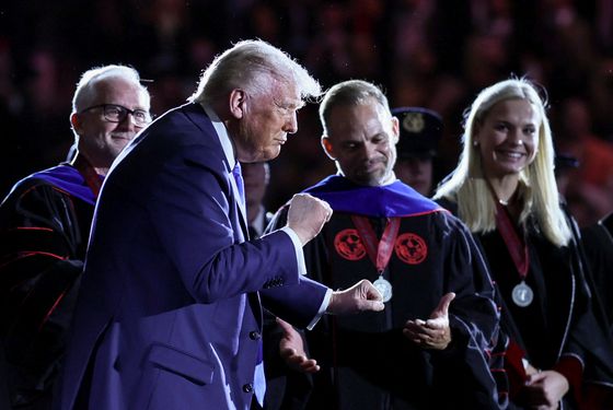 도널드 트럼프 미국 대통령이 지난 1일(현지시간) 앨라배마대학교에서 졸업식 연설을 한 후 춤을 추고 있다. 로이터=연합뉴스