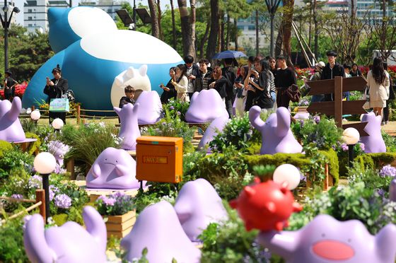 지난 25일 서울 송파구 롯데월드타워 광장 ‘포켓몬타운 2025 위드 롯데’가 행사장에 메타몽 캐릭터들이 전시돼 있다. 연합뉴스