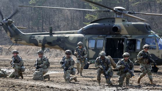지난달 11일 경기도 파주시 무건리 훈련장에서 ‘자유의 방패(FS)’ 연합연습의 일환으로 진행된 연합 공중강습 훈련 중 수리온 헬기가 착륙하고 있다. 육군 제1보병사단과 주한미군 2사단·한미연합사단이 참가했다. 사진공동취재단
