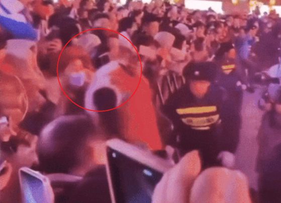 지난 2월 중국 톈진에서 열린 춘제 축제에서 휴머노이드 로봇이 사람을 공격하는 모습. 사진 SNS 캡처