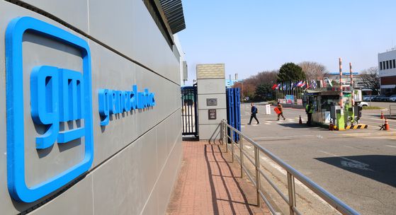 지난해 한국GM 부평공장과 창원공장에서 생산한 차량 49만9천559대 가운데 미국 수출 비율은 83.8%에 달했다. 연합뉴스