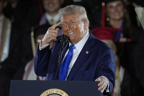 도널드 트럼프 대통령이 지난 1일(현지시간) 앨라배마주 터스칼루사 앨라배마대학교에서 졸업식 연설을 하던 중 손가락을 머리에 가져가고 있다. AP=연합뉴스