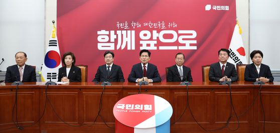 김문수 국민의힘 대통령 후보가 4일 오전 서울 여의도 국회에서 열린 선거대책위원회 회의에 참석해 발언하고 있다. 뉴스1