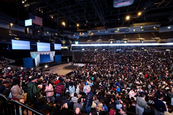 트럼프 대통령의 경제정책에 따른 불확실성이 확대되면서 현지시간 3일 미국 네브래스카주 오마하에서 열린 버크셔 해서웨이 연례 주주총회에는 역대 최다 인원이 참석했다. 로이터=연합뉴스