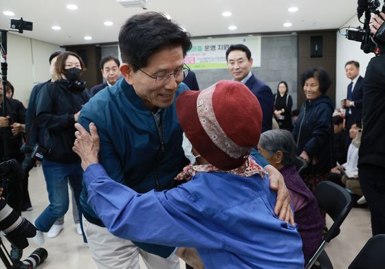 (서울=뉴스1) 안은나 기자 = 김문수 국민의힘 대통령 후보가 4일 오전 서울 동작구 국립 서울현충원을 찾아 참배를 마친 뒤 방명록을 작성하고 있다. (공동취재) 2025.5.4/뉴스1